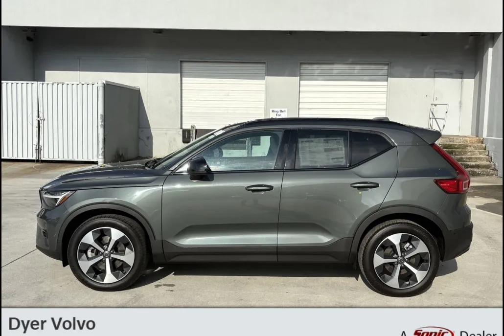 2026 Volvo XC40 Plus photo 1
