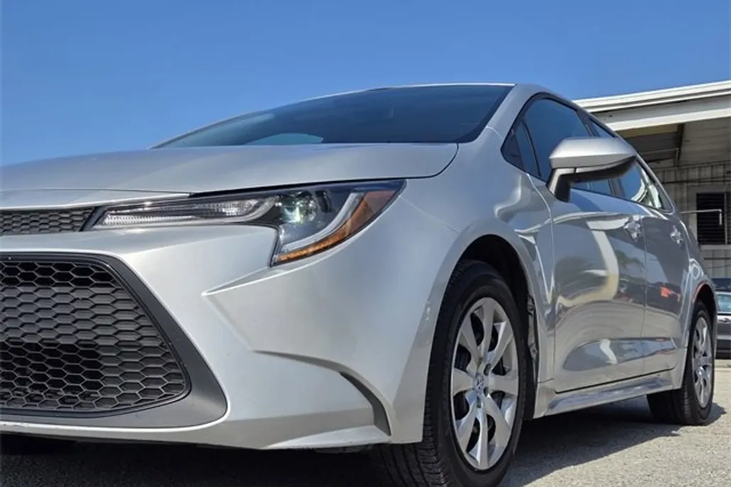 2021 Toyota Corolla LE photo 1