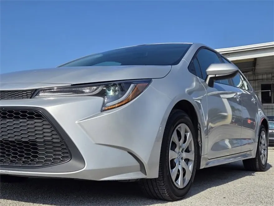 2021 Toyota Corolla LE photo 1