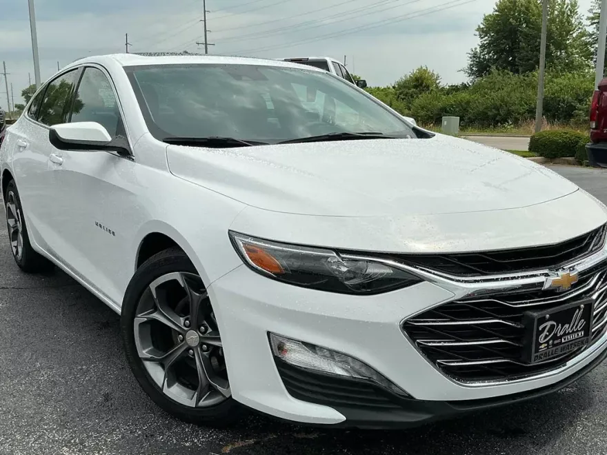 2024 Chevrolet Malibu 1LT photo 1