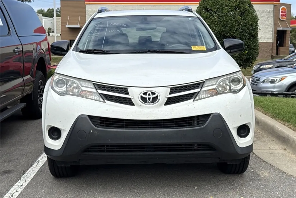 2015 Toyota RAV4 LE photo 1