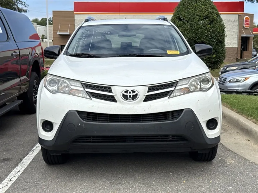2015 Toyota RAV4 LE photo 1