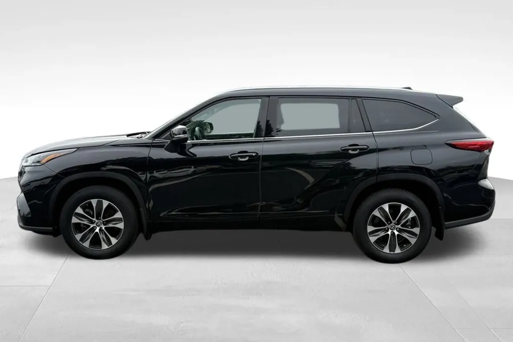 2021 Toyota Highlander XLE photo 1
