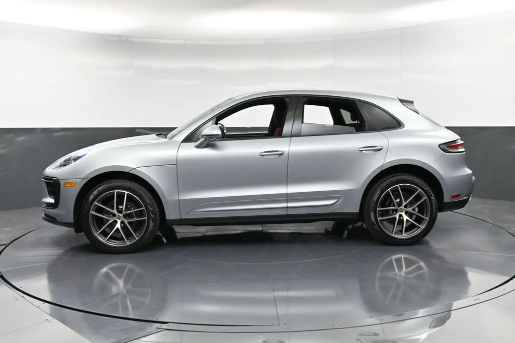 2025 Porsche Macan T photo 1