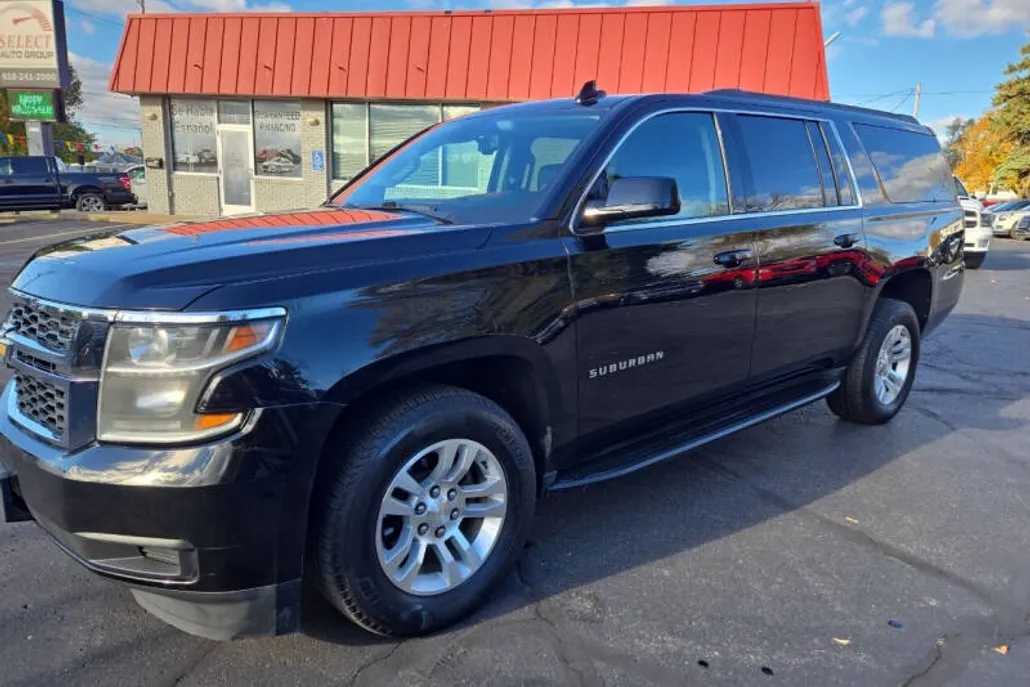 2020 Chevrolet Suburban LT photo 1