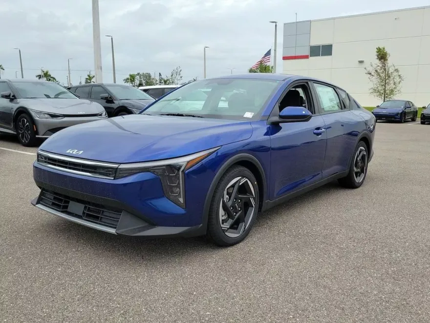 2025 Kia K4 EX photo 1