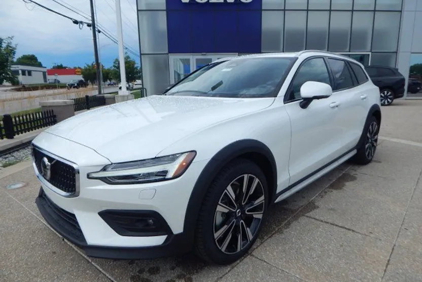 2026 Volvo V60 Cross Country B5 photo 1