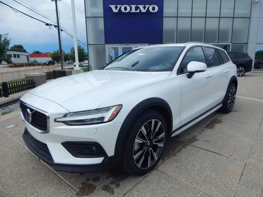 2026 Volvo V60 Cross Country B5 photo 1