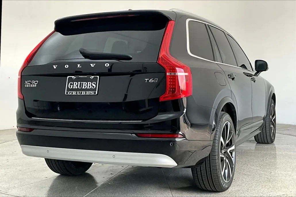 2022 Volvo XC90 Momentum photo 1
