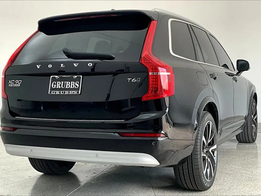 2022 Volvo XC90 Momentum photo 1
