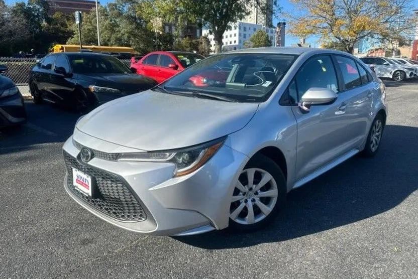 2021 Toyota Corolla LE photo 1