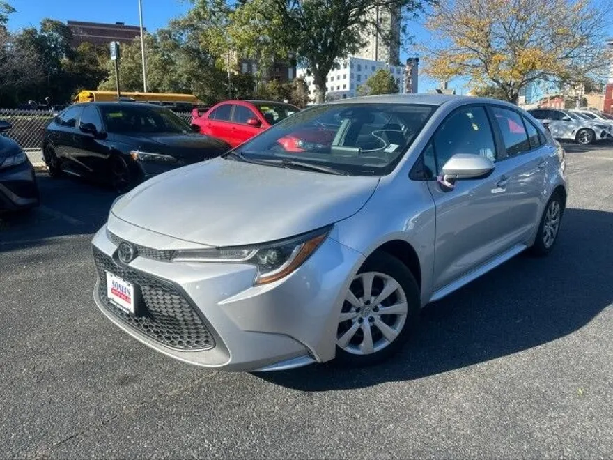 2021 Toyota Corolla LE photo 1