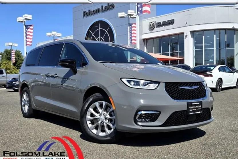 2025 Chrysler Pacifica photo 1