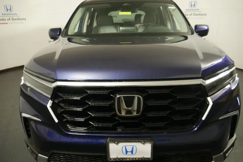 2025 Honda Pilot Touring photo 1