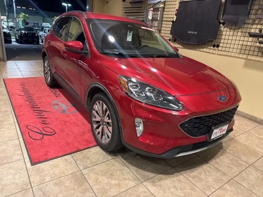 2020 Ford Escape Titanium Hybrid photo 1