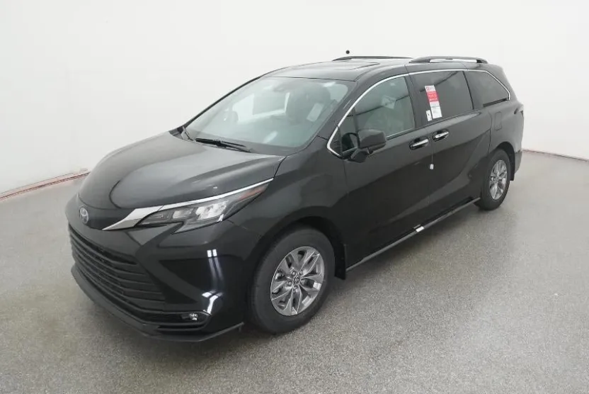 2025 Toyota Sienna XLE photo 1
