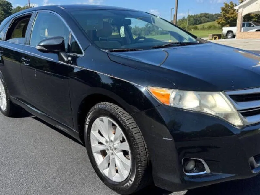 2013 Toyota Venza LE photo 1