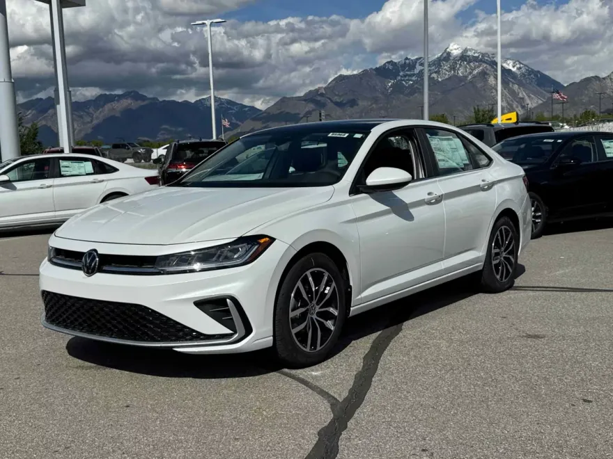 2025 Volkswagen Jetta SE photo 1