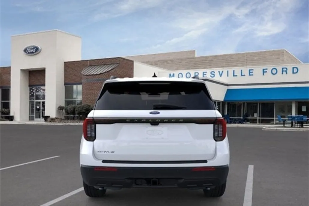 2025 Ford Explorer photo 1