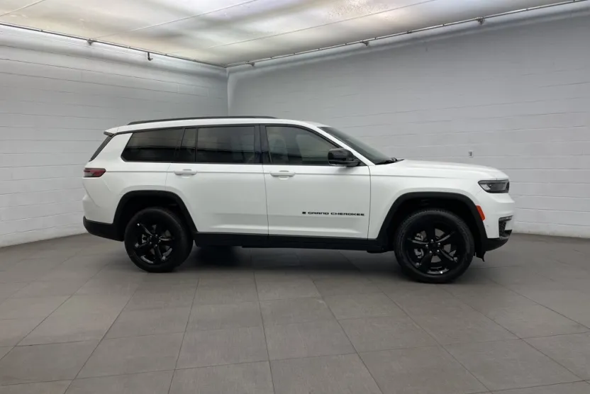 2025 Jeep Grand Cherokee Limited photo 1