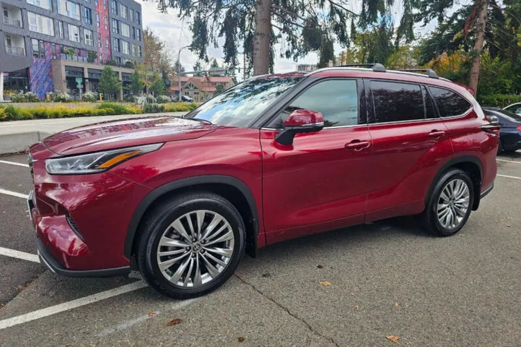 2024 Toyota Highlander Platinum photo 1