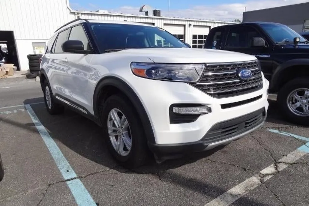 2023 Ford Explorer XLT photo 1