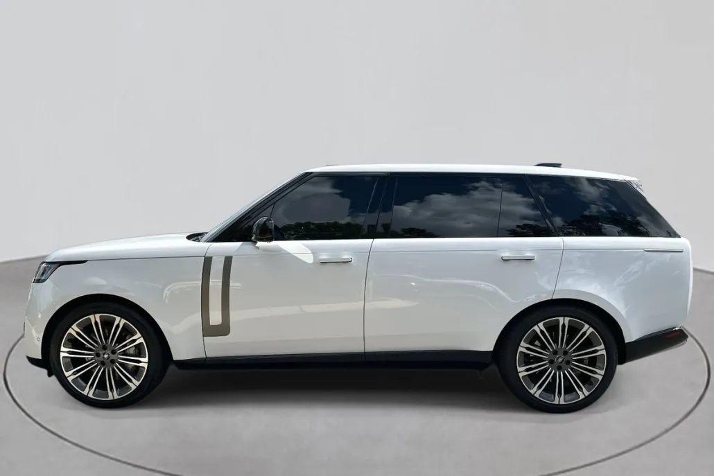 2024 Land Rover Range Rover SE photo 1