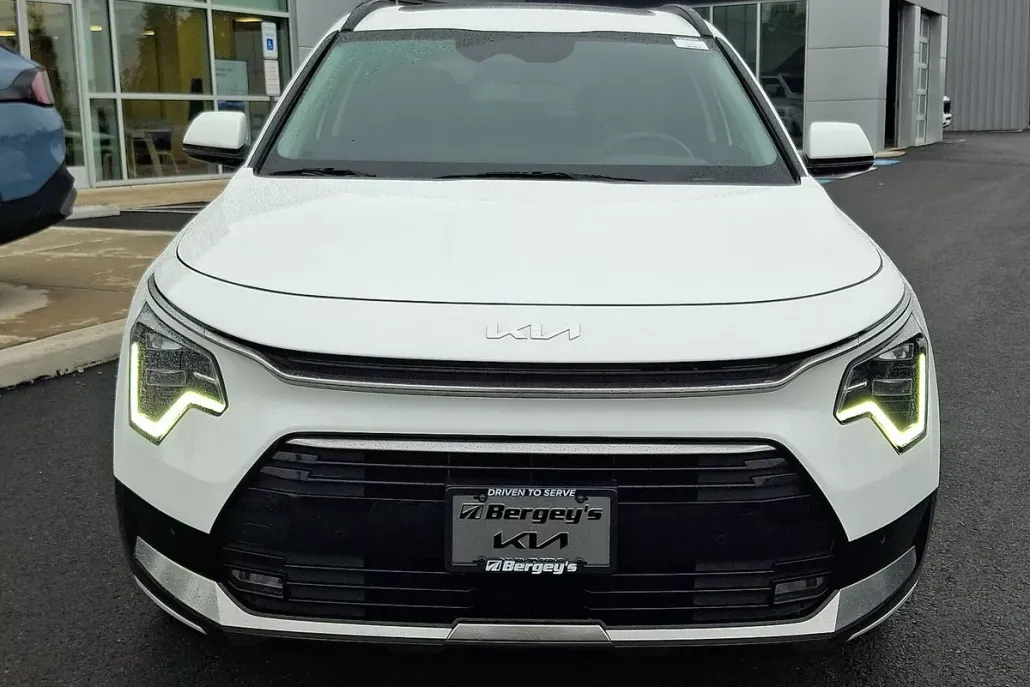 2024 Kia Niro Plug-In Hybrid SX Touring photo 1