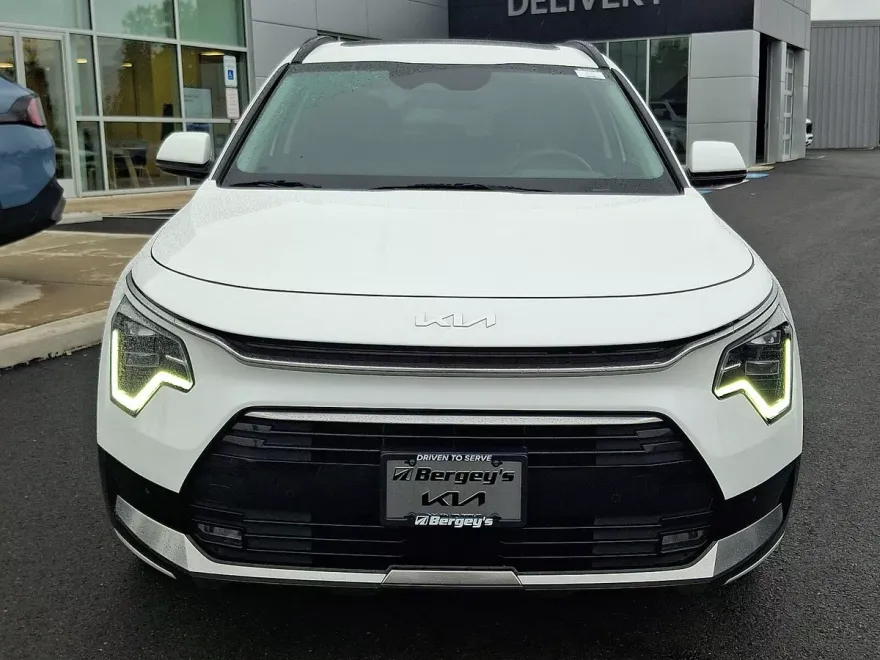 2024 Kia Niro Plug-In Hybrid SX Touring photo 1