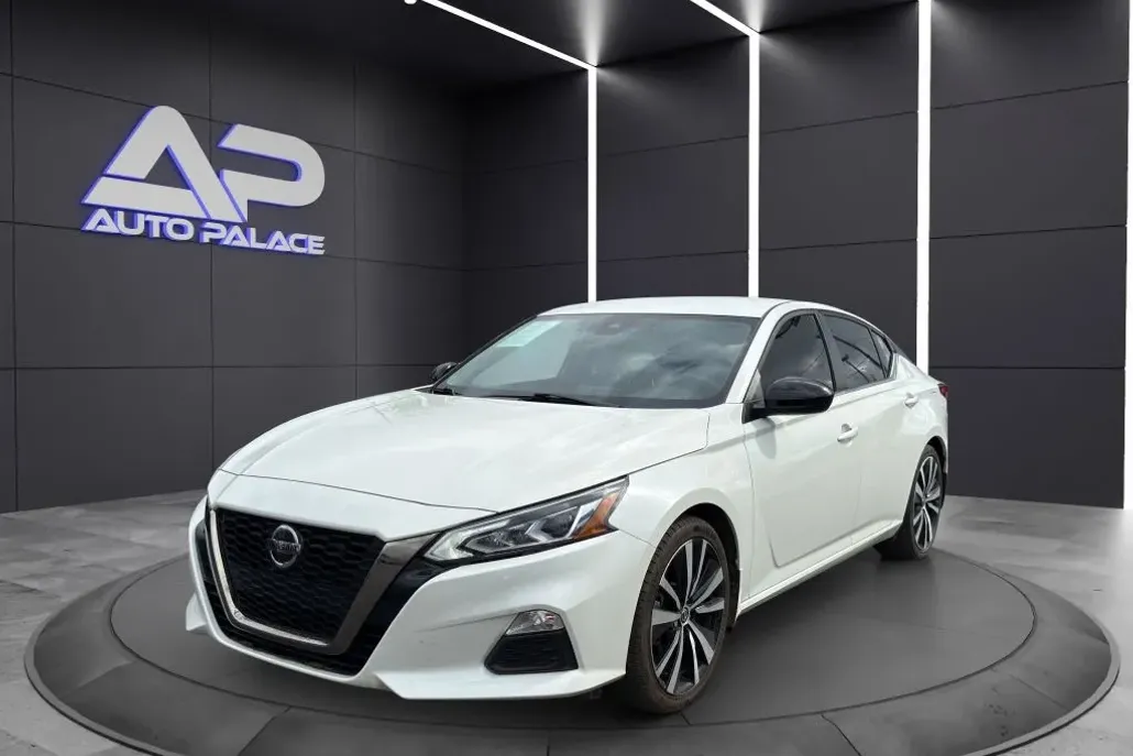 2022 Nissan Altima SR photo 1