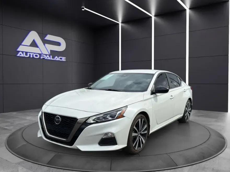 2022 Nissan Altima SR photo 1