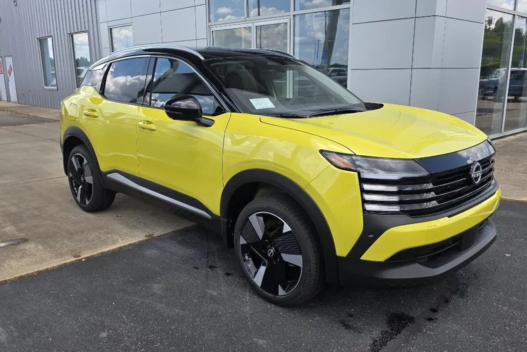 2025 Nissan Kicks SR photo 1