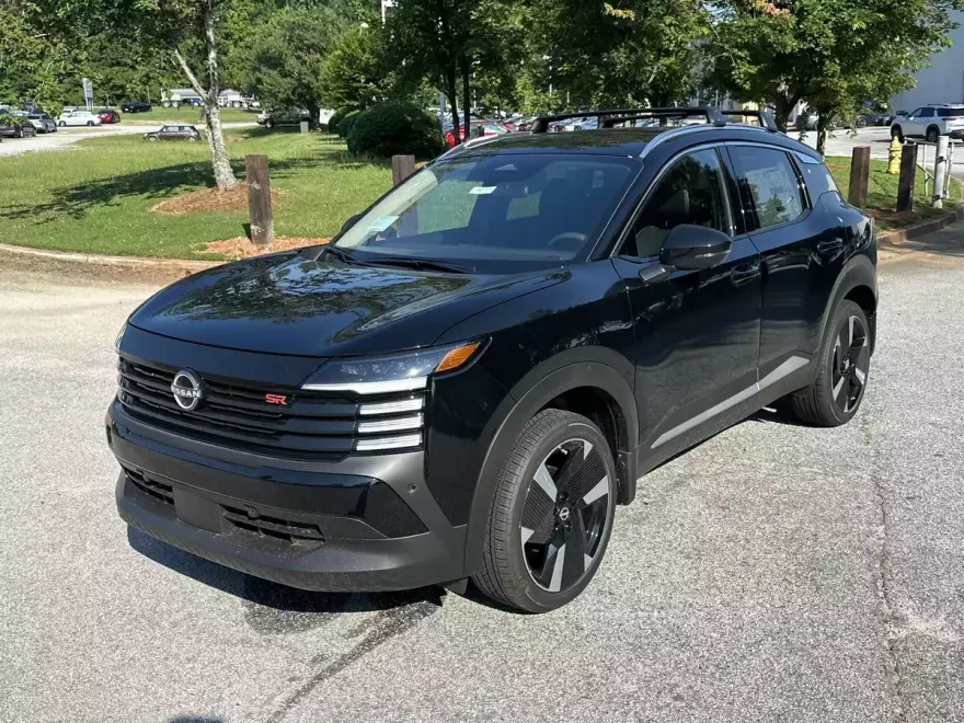 2025 Nissan Kicks SR photo 1