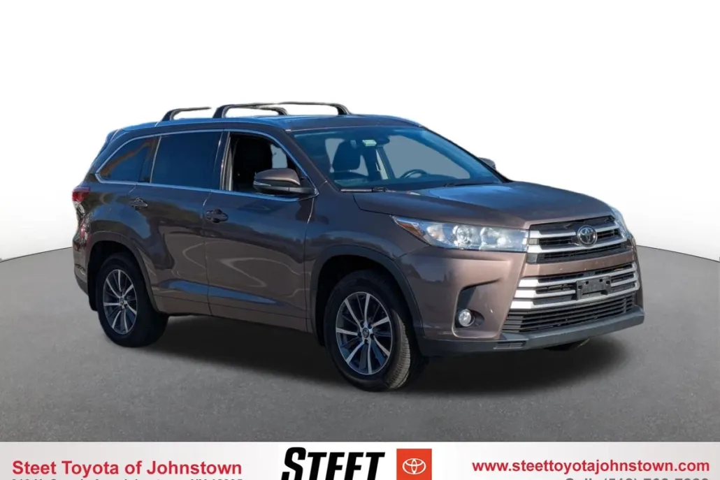 2017 Toyota Highlander Base photo 1