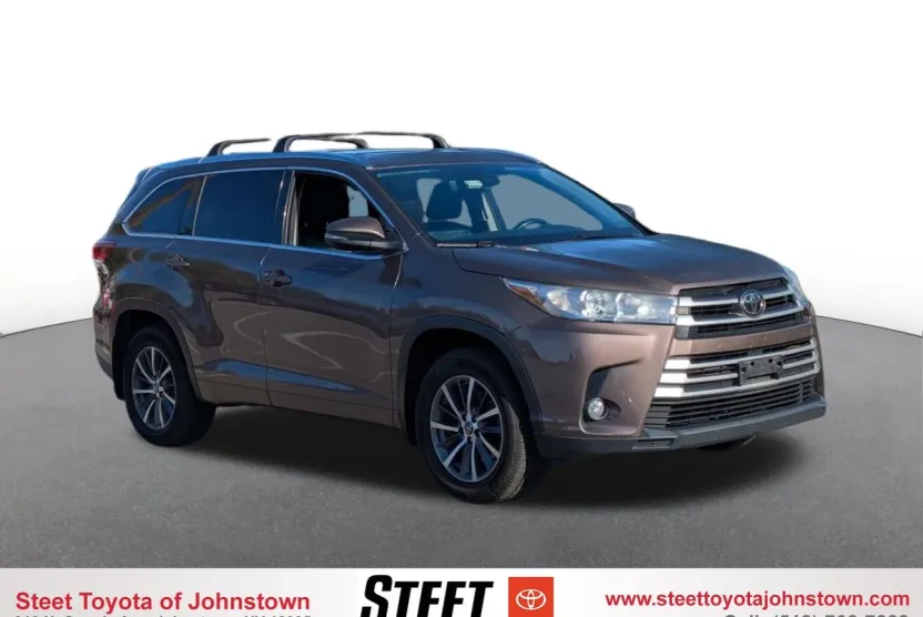 2017 Toyota Highlander Base photo 1
