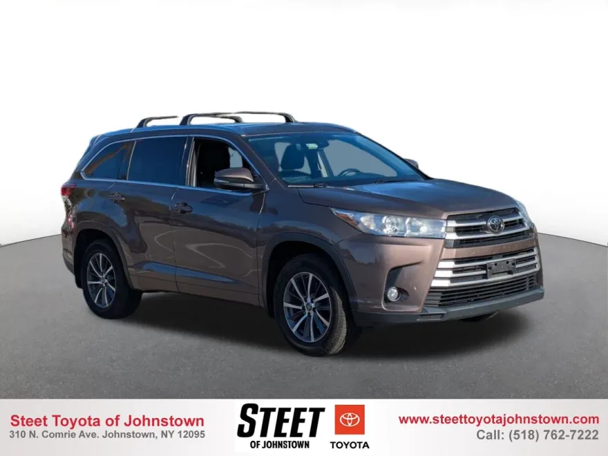 2017 Toyota Highlander Base photo 1