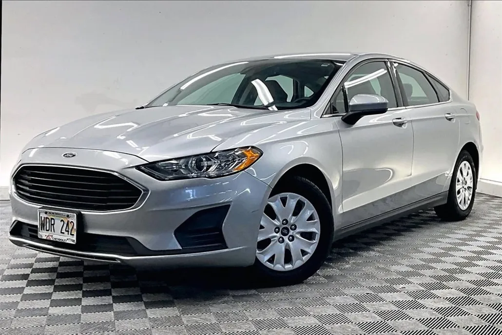 2020 Ford Fusion S photo 1