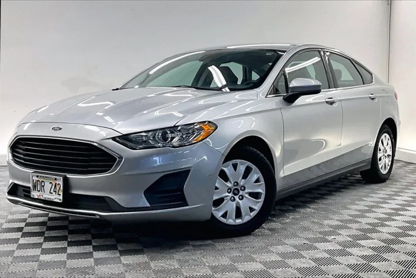 2020 Ford Fusion S photo 1