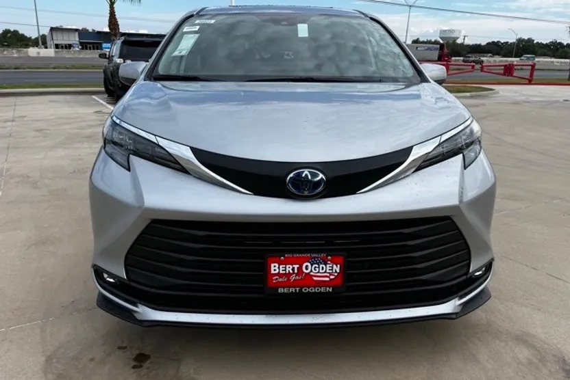 2025 Toyota Sienna XLE photo 1