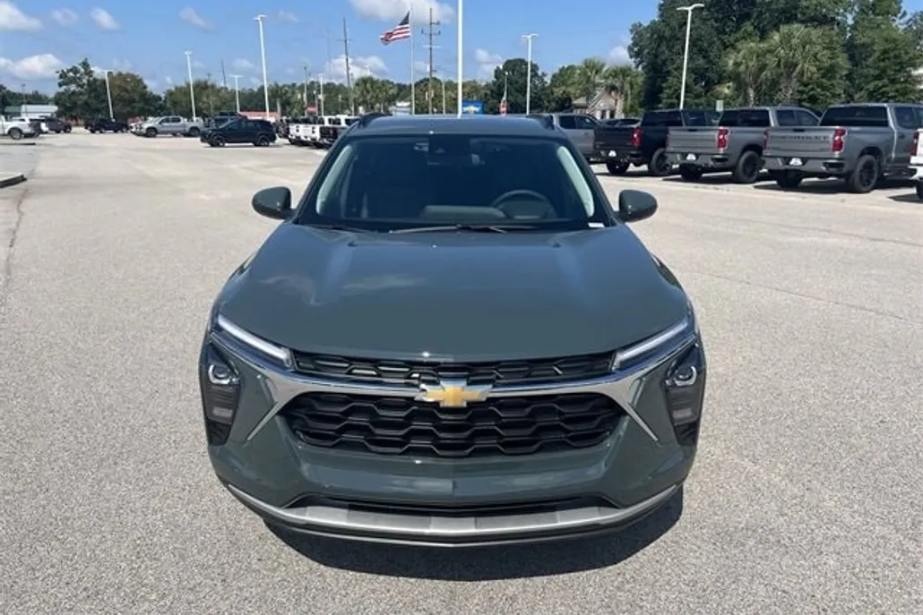 2025 Chevrolet Trax LT photo 1