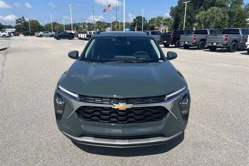 2025 Chevrolet Trax LT photo 1