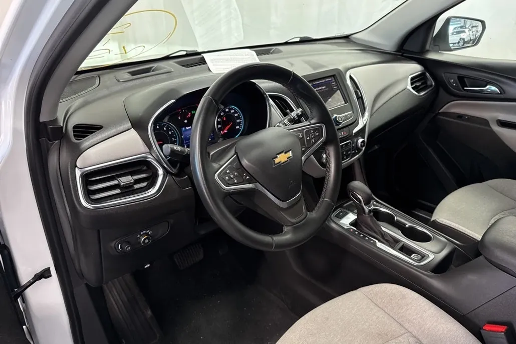 2023 Chevrolet Equinox LT photo 1