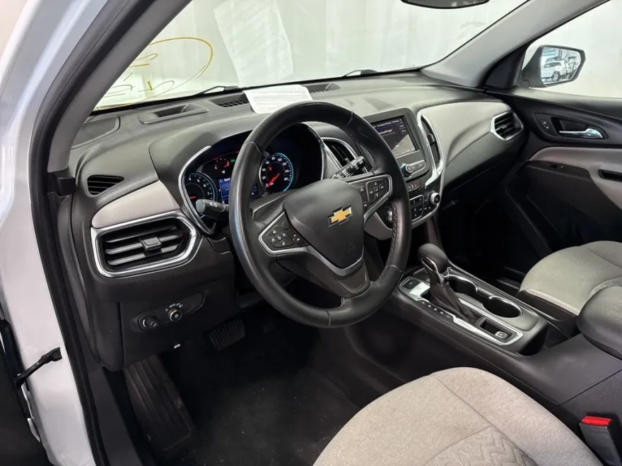 2023 Chevrolet Equinox LT photo 1