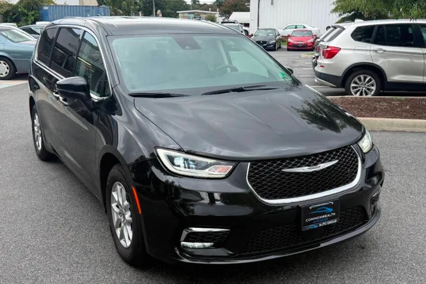 2023 Chrysler Pacifica Touring L photo 1