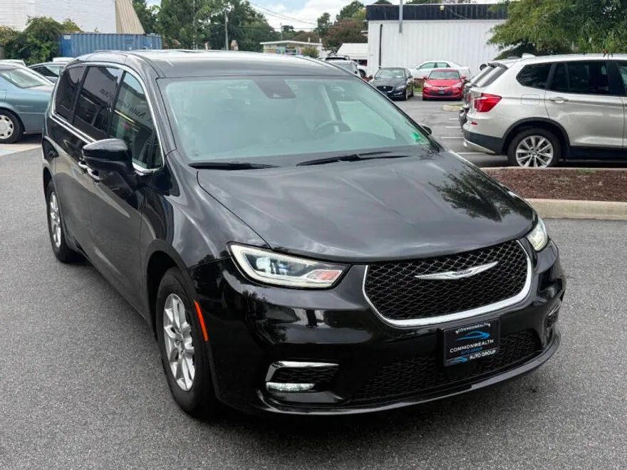 2023 Chrysler Pacifica Touring L photo 1