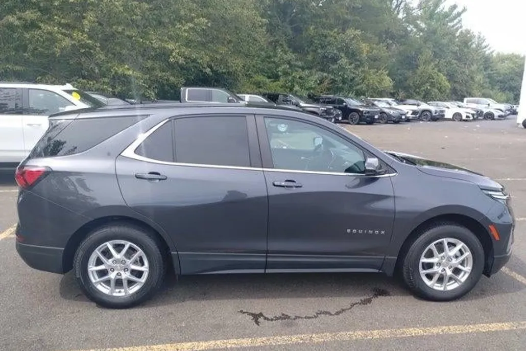 2022 Chevrolet Equinox LT photo 1
