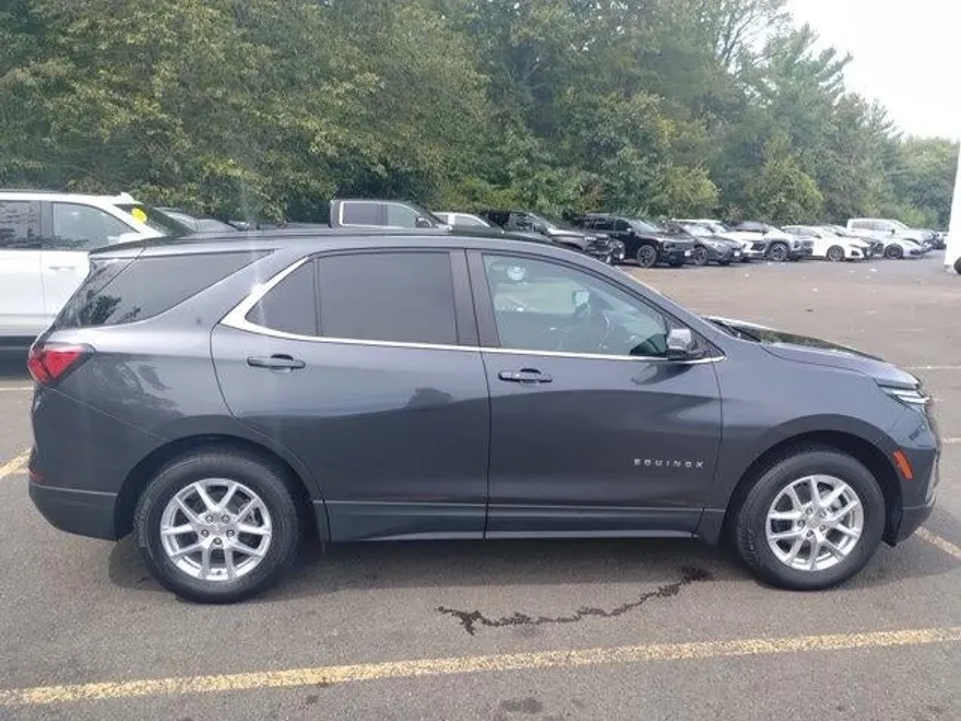 2022 Chevrolet Equinox LT photo 1