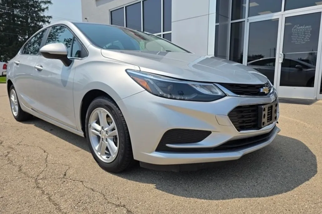 2018 Chevrolet Cruze LT photo 1
