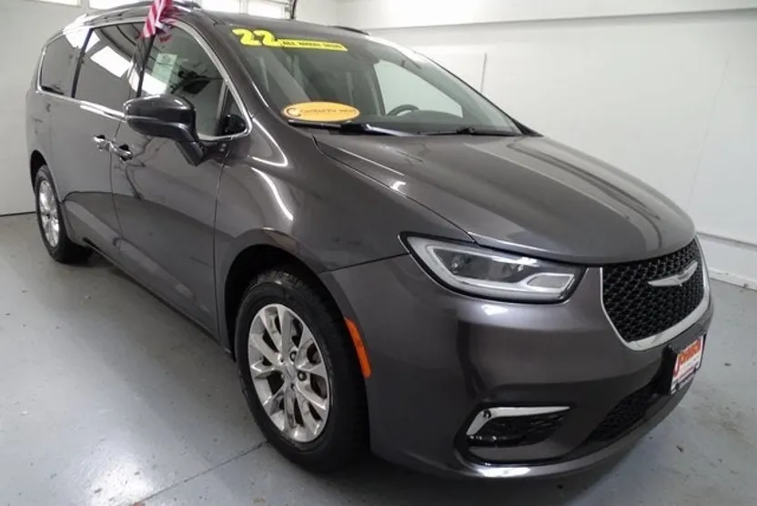 2022 Chrysler Pacifica Touring L photo 1