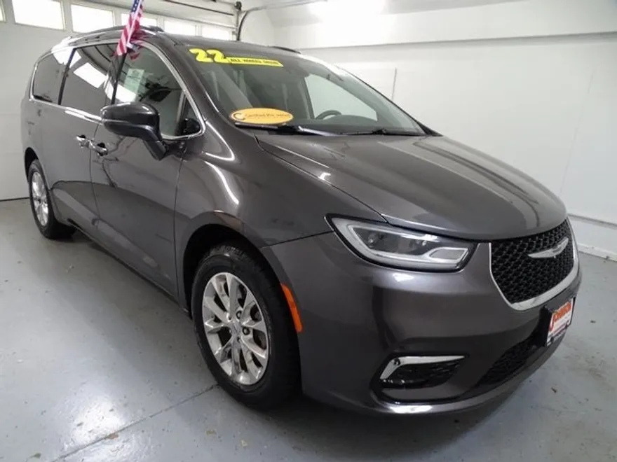 2022 Chrysler Pacifica Touring L photo 1